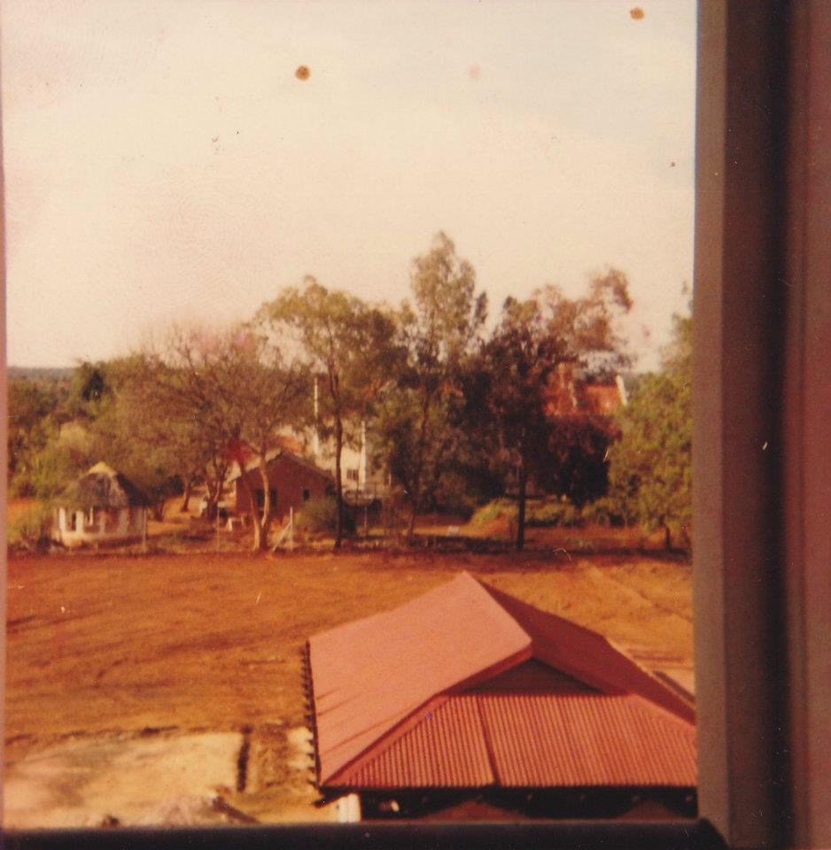 sch_sen_girl_old_roof_view